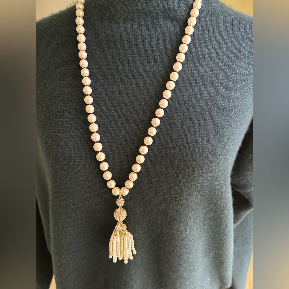NWT Ann Talylor long pearl lariat necklace with rhinestone/pearl accent. Lovely!